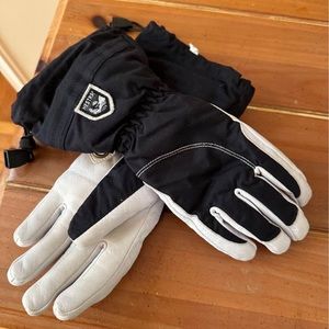 Hestra leather snow gloves size Medium 7/women.  Gently used.  Warming liner.